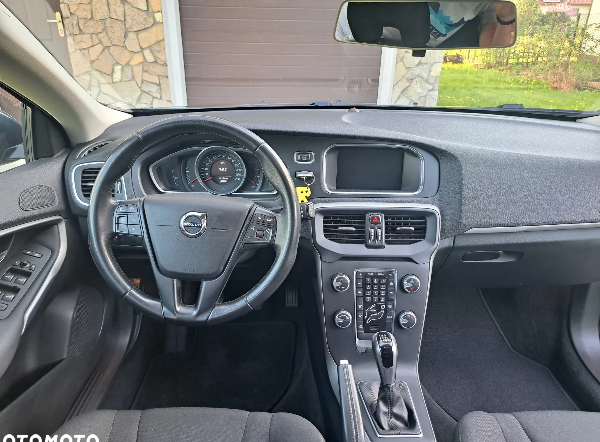 Volvo V40 cena 49900 przebieg: 143000, rok produkcji 2017 z Gliwice małe 79